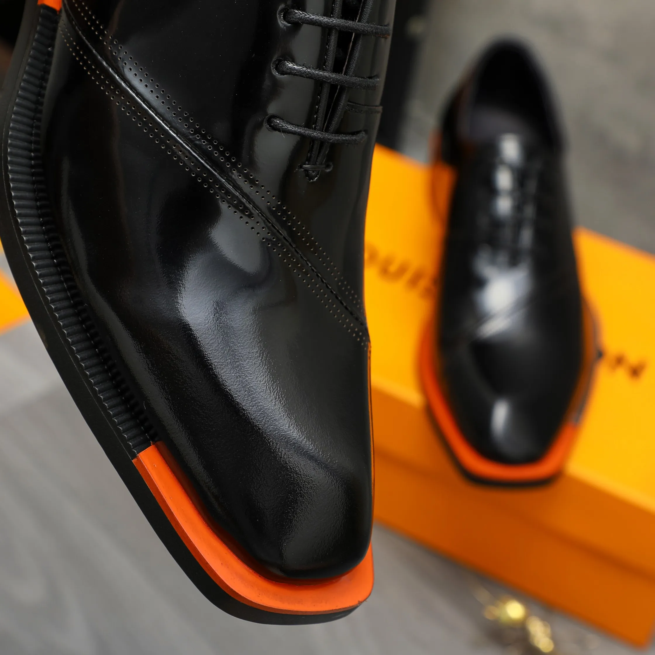 Men's shoes 💰580 Product trademark: LV "Louis Vuitton" business lace-up formal leather shoes Regular size: 37-46 Product materials: Selected pearlescent cowhide upper, pigskin lining, rubber outsole